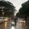 Potret Banjir yang kembali melanda Gedebage pada, Sabtu (8/3). Terlihat salah satu pengendara sedang mendorong motornya imbas tak sanggup menerjang banjir di kawasan tersebut. (Sadam Husen / JE)