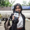 Seorang siswa menunjukan poster tagar SaveSmansaBandung lewat gawai miliknya di SMA Negeri 1 Kota Bandung, Senin (10/3). Foto: Dimas Rachmatsyah / Jabar Ekspres