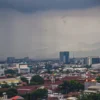 Ilustrasi cuaca: Suasana cuaca mendung dari atas gedung di Jalan Tamansari, Kota Bandung. Foto: Dimas Rachmatsyah / Jabar Ekspres
