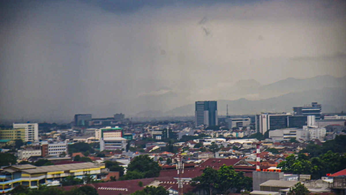 Pesawat Modifikasi Cuaca Diluncurkan, Begini Harapan Pemkot Bandung! Ilustrasi cuaca: Suasana cuaca mendung dari atas gedung di Jalan Tamansari, Kota Bandung. Foto: Dimas Rachmatsyah / Jabar Ekspres