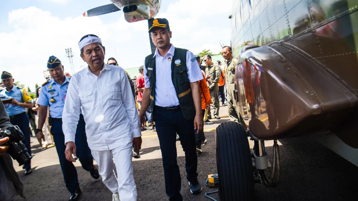 Gubernur Jawa Barat, Dedi Mulyadi melepas penerbangan dalam rangka Operasi Modifikasi Cuaca di Lanud Husein Sastranegara, Kota Bandung, Selasa (11/3). Foto: Dimas Rachmatsyah / Jabar Ekspres