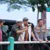 Wakil Ketua DPR RI, H Cucun Ahmad Syamsurijal (tengah) bersama Bupati Bandung, Dadang Supriatna (kiri) dan Kapolresta Bandung, Kombes Pol Aldi Subartono (kanan) saat tinjau lokasi banjir di Dayeuhkolot.