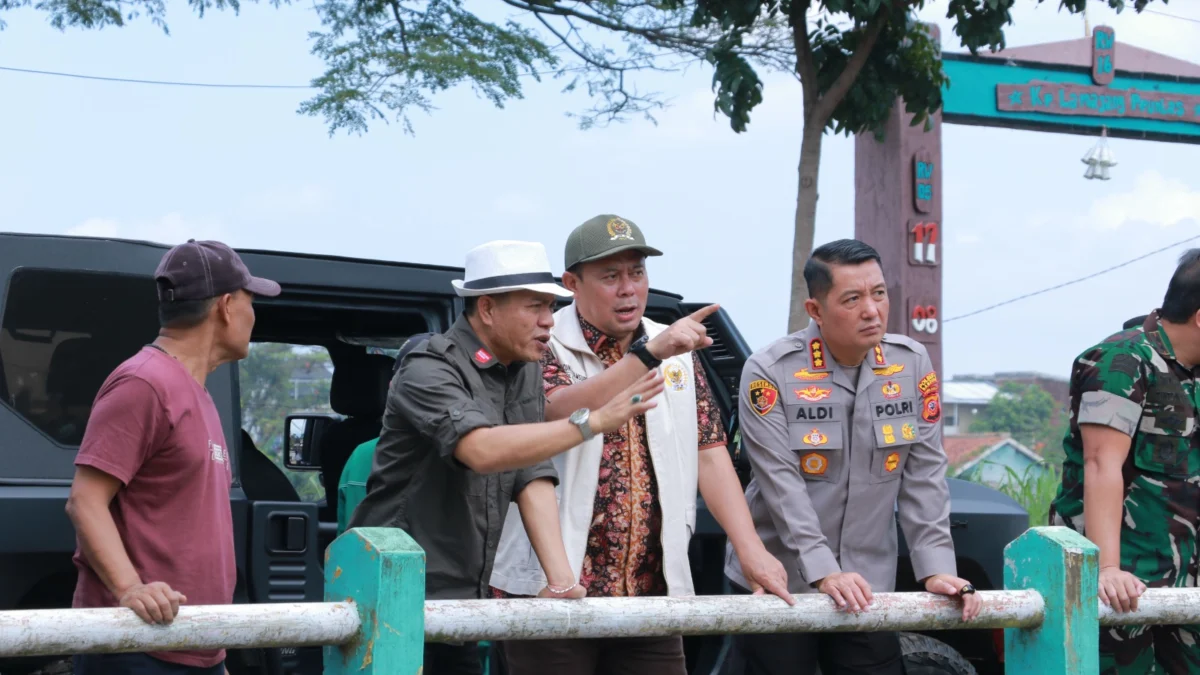 61.676 Jiwa Terdampak Banjir Kabupaten Bandung, Wakil Ketua DPR RI: Pemangku Kepentingan Harus Kerja Optimal Atasi Bencana Wakil Ketua DPR RI, H Cucun Ahmad Syamsurijal (tengah) bersama Bupati Bandung, Dadang Supriatna (kiri) dan Kapolresta Bandung, Kombes Pol Aldi Subartono (kanan) saat tinjau lokasi banjir di Dayeuhkolot.