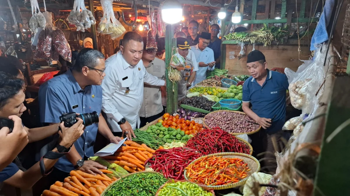Bupati Bogor Rudy Susmanto saat meninjau Pasar Cibinong. Foto : Sandika / Jabar Ekspres