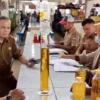 Disperindag Bandung Barat bersama Direktorat Jenderal Perdagangan Dalam Negeri (Ditjen PDN) Kementerian Perdagangan saat memeriksa takaran MinyaKita di Pasar Tagog Padalarang. Selasa (11/3). Dok Jabar Ekspres/Suwitno