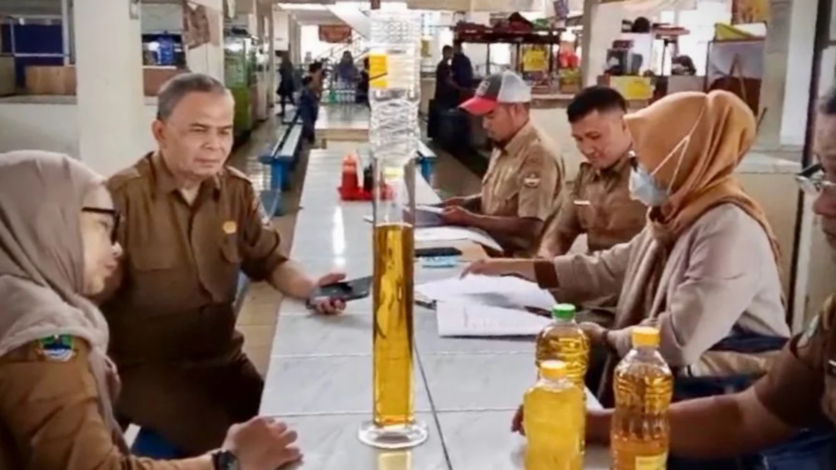 Disperindag Bandung Barat bersama Direktorat Jenderal Perdagangan Dalam Negeri (Ditjen PDN) Kementerian Perdagangan saat memeriksa takaran MinyaKita di Pasar Tagog Padalarang. Selasa (11/3). Dok Jabar Ekspres/Suwitno