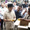 Wali Kota Bogor, Dedie A. Rachim saat meninjau pelaksanaan Operasi Pasar MinyaKita dan Pasar Murah di kantor Kecamatan Tanah Sareal, Selasa (11/3). (Yudha Prananda / Jabar Ekspres)