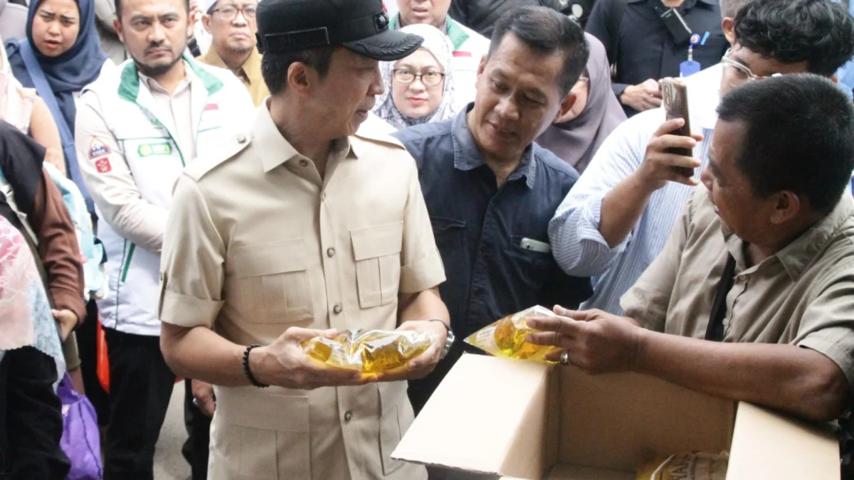Wali Kota Bogor, Dedie A. Rachim saat meninjau pelaksanaan Operasi Pasar MinyaKita dan Pasar Murah di kantor Kecamatan Tanah Sareal, Selasa (11/3). (Yudha Prananda / Jabar Ekspres)