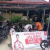 Kegiatan servis gratis dan penggantian oli di dekat lokasi terdampak banjir di wilayah Bekasi.