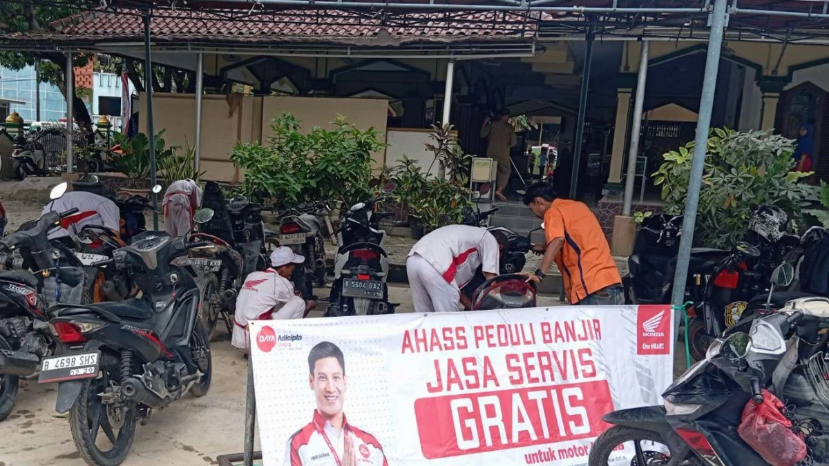 Kegiatan servis gratis dan penggantian oli di dekat lokasi terdampak banjir di wilayah Bekasi.