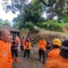 Tim Rescue Pos SAR Tasikmalaya sedang memetakan titik pencarian seorang bocah 4 tahun yang diduga hilang terseret arus Sungai Bojong. (Kantor SAR Bandung for Jabar Ekspres)
