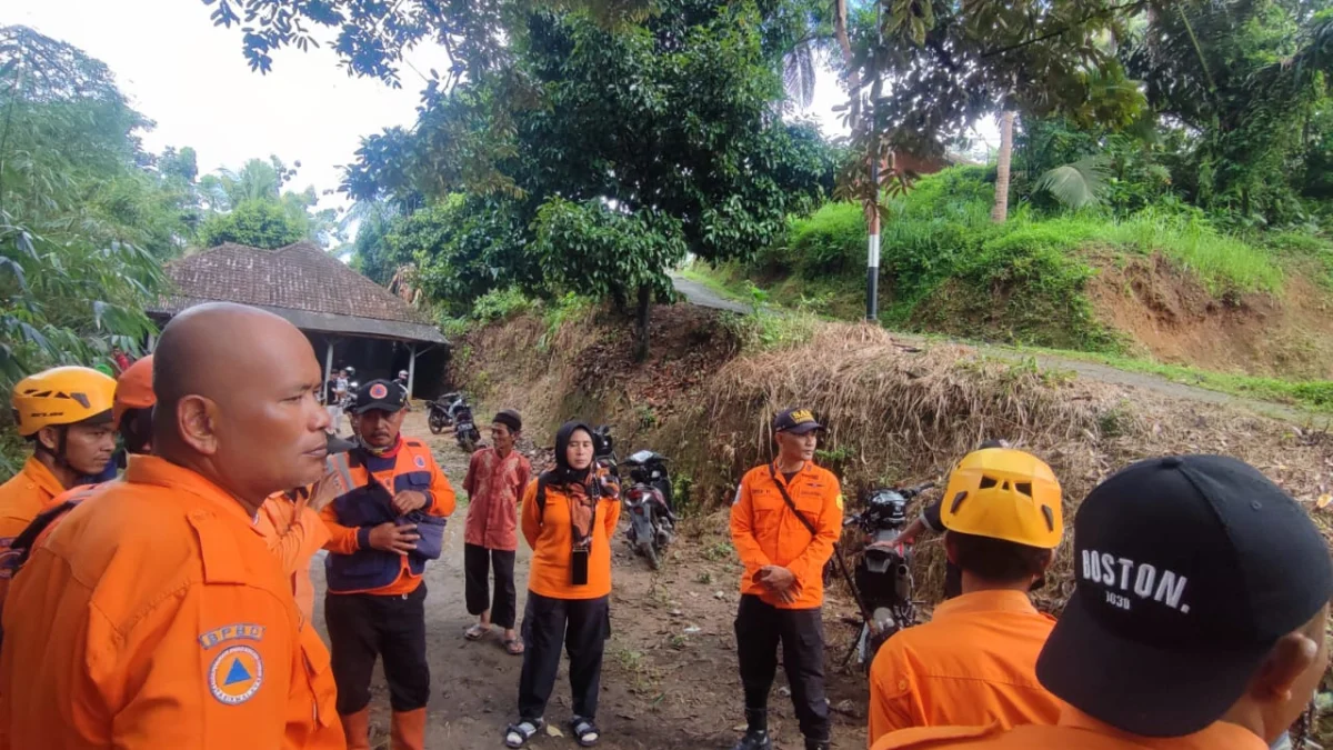 Tim Rescue Pos SAR Tasikmalaya sedang memetakan titik pencarian seorang bocah 4 tahun yang diduga hilang terseret arus Sungai Bojong. (Kantor SAR Bandung for Jabar Ekspres)