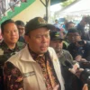 Wakil Ketua DPR RI, Cucun Ahmad Syamsurijal bersama Bupati Bandung Dadang Supriatna saat meninjau banjir di Kampung Bojong Asih, Dayeuhkolot, Kabupaten Bandung, Selasa (11/3/2025). Foto Agi