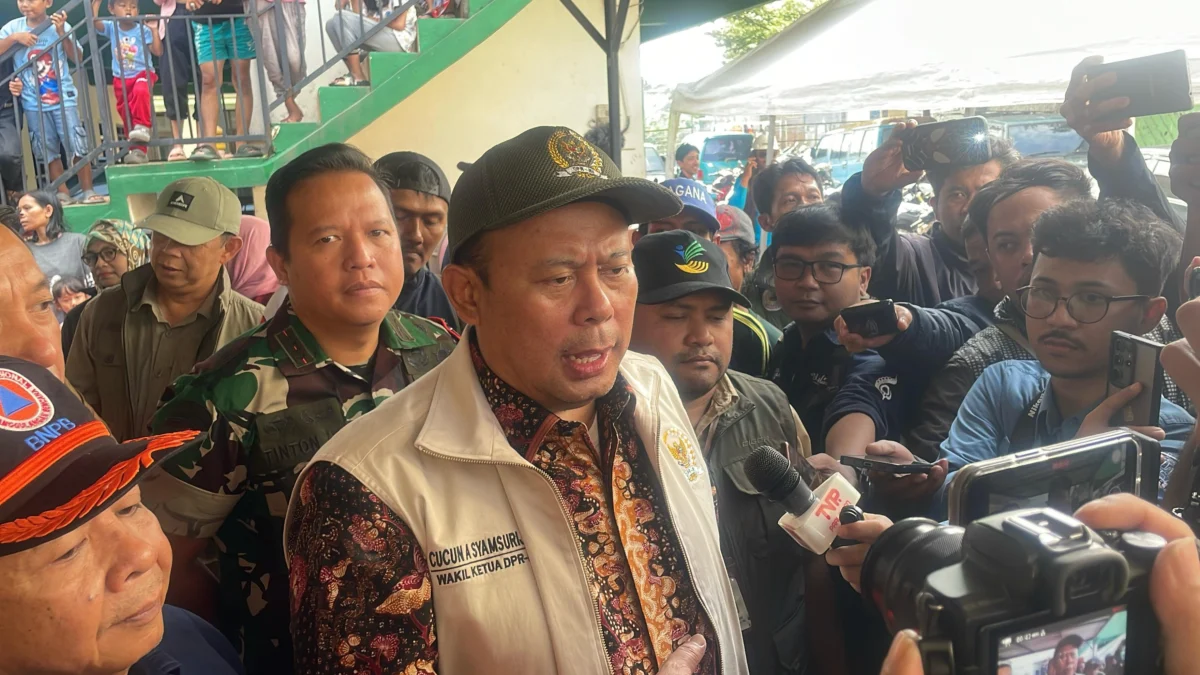 Wakil Ketua DPR RI, Cucun Ahmad Syamsurijal bersama Bupati Bandung Dadang Supriatna saat meninjau banjir di Kampung Bojong Asih, Dayeuhkolot, Kabupaten Bandung, Selasa (11/3/2025). Foto Agi