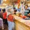 Warga membeli daging ayam di Pasar Kosambi, Kota Bandung, Selasa (11/3). Foto: Dimas Rachmatsyah / Jabar Ekspres