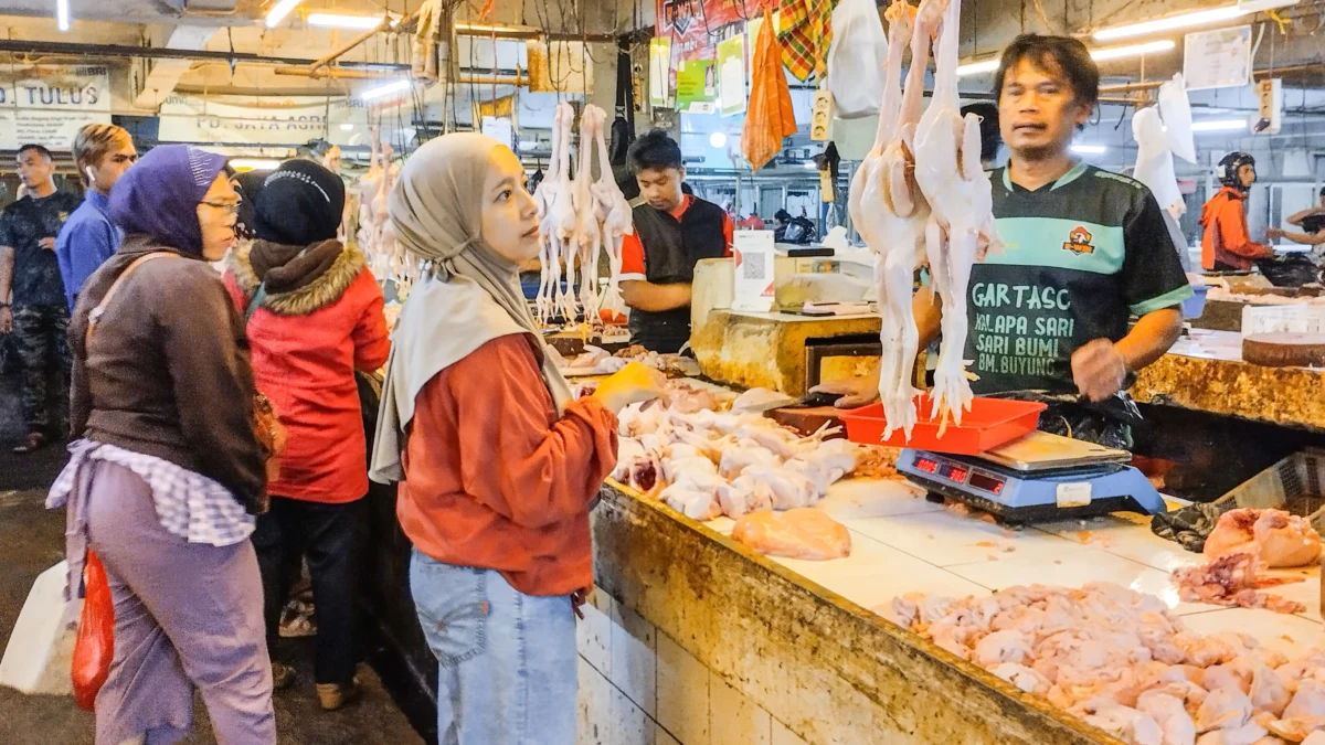 Warga membeli daging ayam di Pasar Kosambi, Kota Bandung, Selasa (11/3). Foto: Dimas Rachmatsyah / Jabar Ekspres