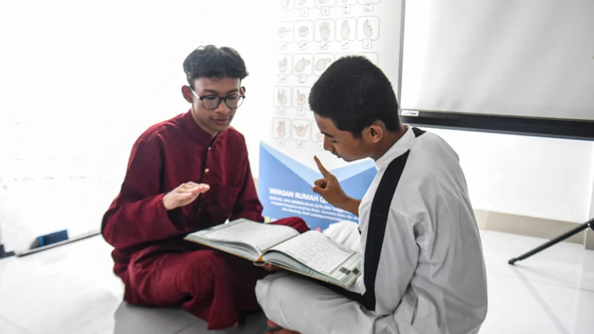Santri tuna rungu membaca ayat suci Al Quran menggunakan bahasa isyarat saat pesantren ramadan di Rumah Quran Isyaroh, Kota Bandung, Senin (10/3/2025). Foto: Dimas Rachmatsyah / Jabar Ekspres