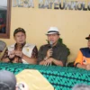 Bupati Bandung Dadang Supriatna bersama Wakil Ketua DPR RI Cucun Ahmad Syamsurijal meninjau lokasi banjir di Dayeuhkolot, Kabupaten Bandung, Selasa (11/3). Foto Istimewa