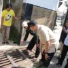 Wakil Wali Kota Cimahi, Adithia Yudhistira saat Meninjau Salah satu drainase di Lingkungan Warga (mong)