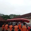 Satu Tim Rescue Pangandaran saat persiapan untuk laksanakan proses pencarian korban tenggelam di Sungai Citanduy, Jembatan Pelangi tepatnya di Jalan Wanareja-Lengensari, Kota Banjar, Jawa Barat. (Kantor SAR Bandung for Jabar Ekspres)