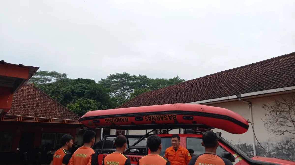 Seorang Remaja Lompat dan Tenggelam di Sungai Citanduy Kota Banjar, Tim SAR Lakukan Pencarian Satu Tim Rescue Pangandaran saat persiapan untuk laksanakan proses pencarian korban tenggelam di Sungai Citanduy, Jembatan Pelangi tepatnya di Jalan Wanareja-Lengensari, Kota Banjar, Jawa Barat. (Kantor SAR Bandung for Jabar Ekspres)