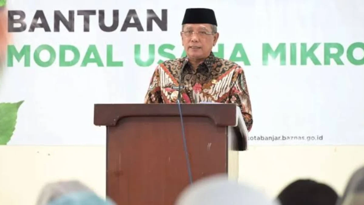 Wali Kota Banjar Ir H Sudarsoni dalam acara penyerahan bantuan modal usaha dari Baznas Kota Banjar untuk UMKM baru-baru ini. (Cecep Herdi/Jabar Ekspres)