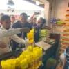 Unit Tipidter Satreskrim Polres Cimahi saat Sidak Minyak Kita di Pasar Cimindi Kota Cimahi (mong)