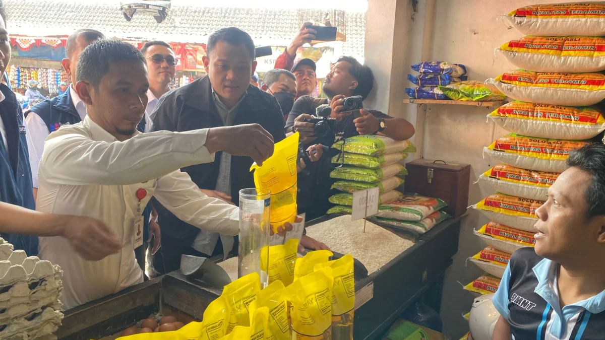 Unit Tipidter Satreskrim Polres Cimahi saat Sidak Minyak Kita di Pasar Cimindi Kota Cimahi (mong)