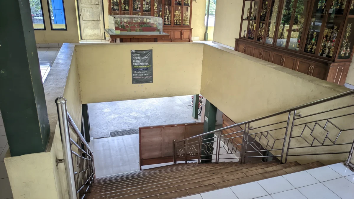 Kondisi tangga utama di SMAN 1 Banjar membahayakan jima terjadi gempa. Orang tua siswa sepakat mengumpulkan sumbangan untuk membangun tangga baru yang lebih aman. (Cecep Herdi/Jabar Ekspres)