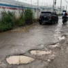 Kondisi Jalan Kebon Kalapa di wilayah Kecamatan Ngamprah, Bandung Barat diprediksi batal diperbaiki imbas dari efisiensi anggaran. Dok Jabar Ekspres/Suwitno