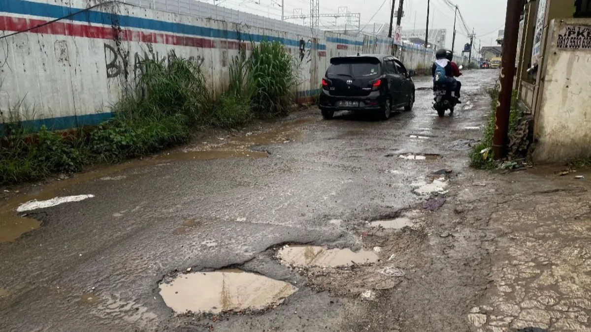 Kondisi Jalan Kebon Kalapa di wilayah Kecamatan Ngamprah, Bandung Barat diprediksi batal diperbaiki imbas dari efisiensi anggaran. Dok Jabar Ekspres/Suwitno