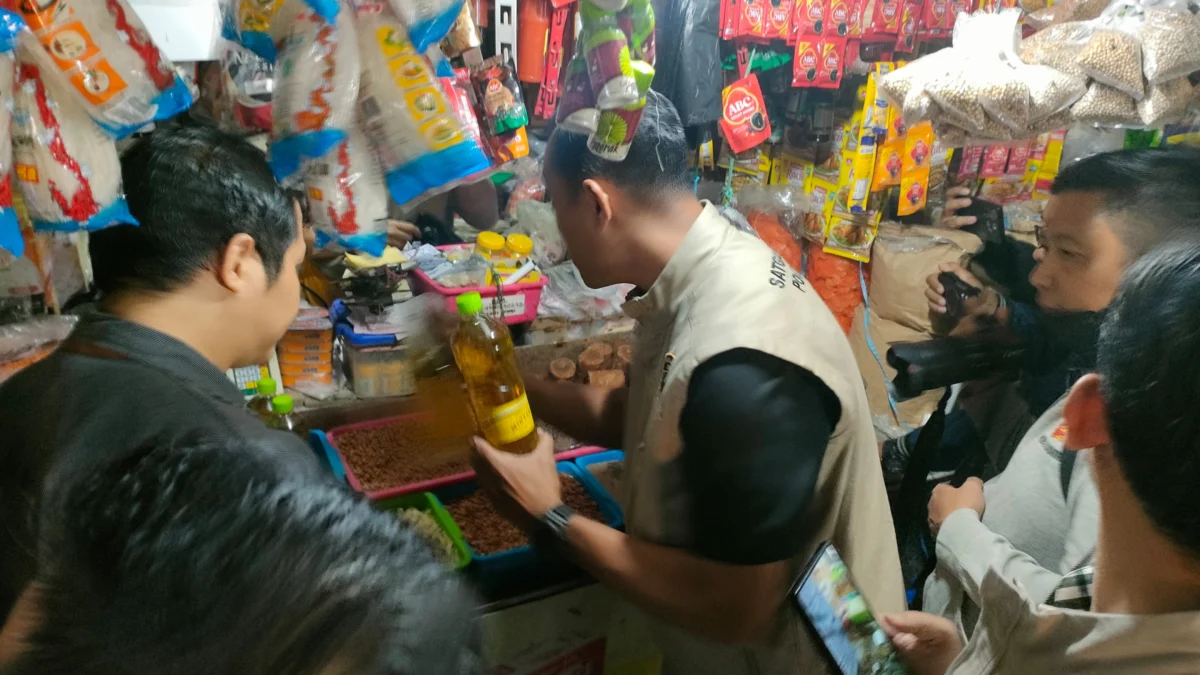 Tim Satgas Pangan Polda Jabar saat lakukan pengecekan penjualan Minyakita di Pasar Kosambi Bandung. Kamis (13/3). Foto: Sandi Nugraha / Jabar Ekspres