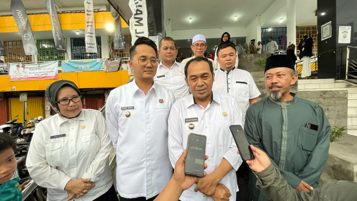 Wali Kota Cimahi, Ngatiyana dan Wakil Wali Kota Cimahi, Adithia Yudhistira saat ditemui di Pasar Cimindi. (Mong / Jabar Ekspres)