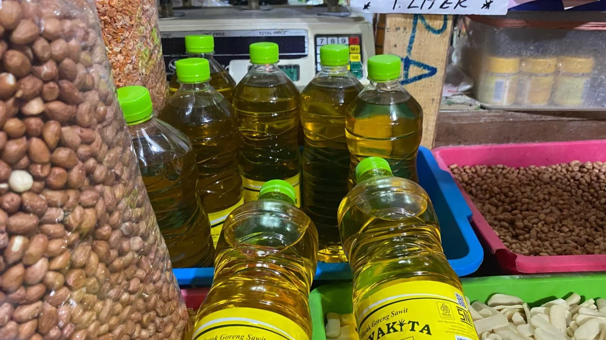 Melimpah : Minyak subsidi pemerintah, Minyakita mulai tak dilirik pembeli di Pasar Kosambi, Kota Bandung, imbas banyak kasus kekurangan pada produk tersebut. (Sadam / Jabar Ekspres)