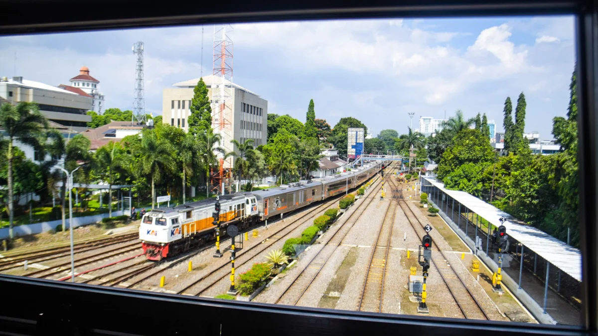 KAI Daop 2 Siapkan 25 Lokomotif, Perawatan Tuntas Jelang Angkutan Lebaran Kereta api jarak jauh melintas di Stasiun Bandung, Kota Bandung, Kamis (13/3). Foto: Dimas Rachmatsyah / Jabar Ekspres