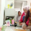 Ratu Fitra Fauzia (tengah) saat memproduksi kue kering, Kamis (13/3/2025). Usaha banjir orderan saat bulan Ramadan. (Foto: Cecep Herdi/Jabar Ekspres)