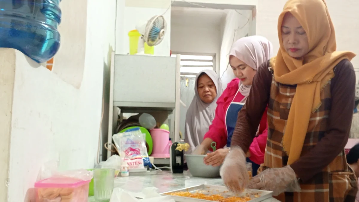 Ratu Fitra Fauzia (tengah) saat memproduksi kue kering, Kamis (13/3/2025). Usaha banjir orderan saat bulan Ramadan. (Foto: Cecep Herdi/Jabar Ekspres)