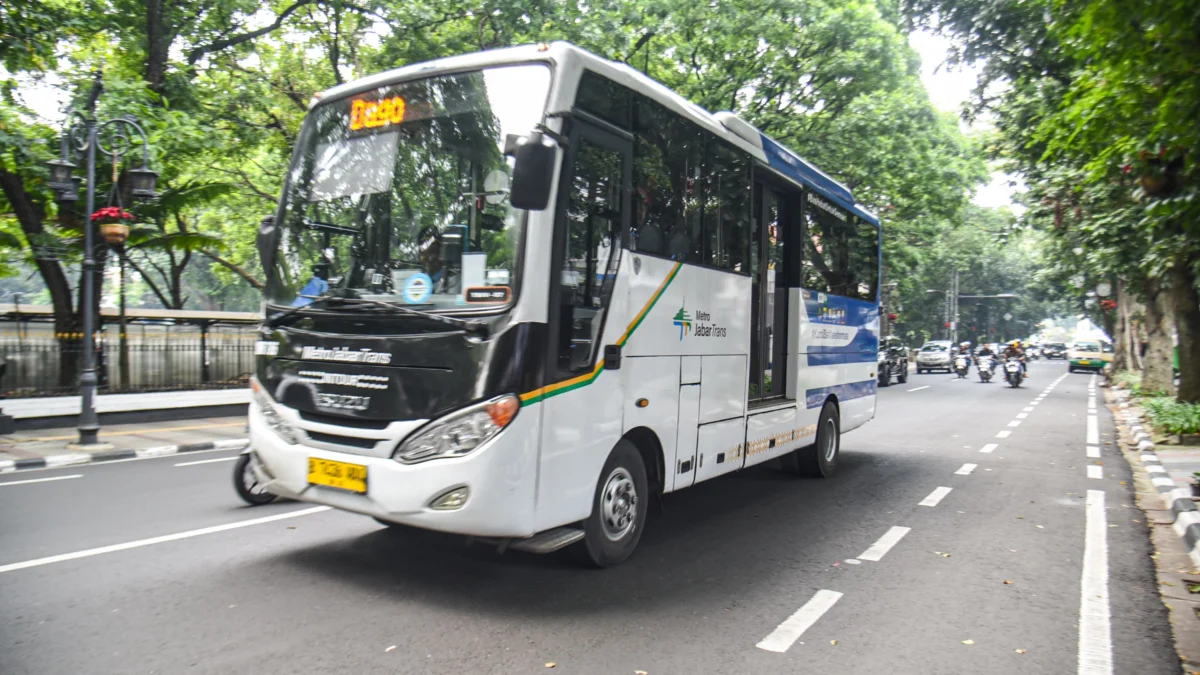 Ilustrasi: Bus Metro Jabar Trans melintas di Jalan Wastukencana, Kota Bandung, Kamis (13/3). Foto: Dimas Rachmatsyah / Jabar Ekspres