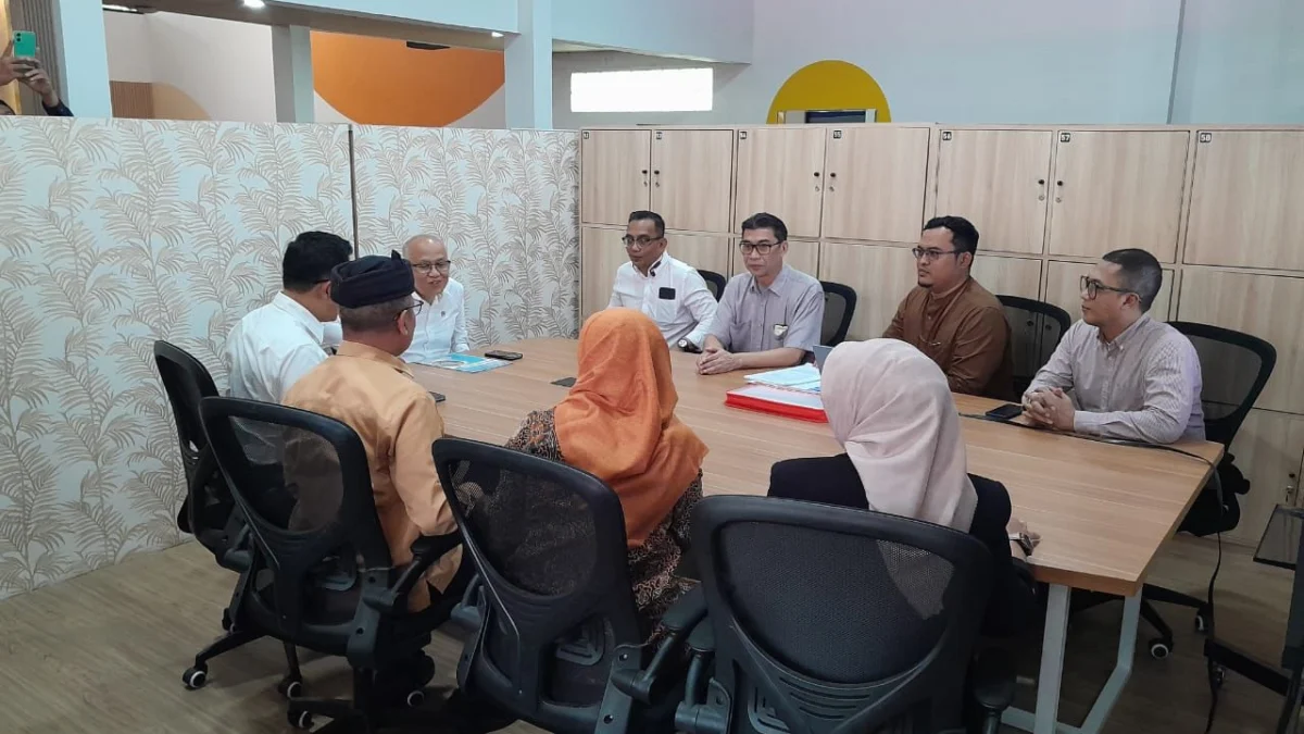 Angin Segar, Permasalahan Sengketa Tanah SMANSA Bandung Dapat Atensi dari Pemerintah Pusat Wamendikdasmen, Atip Latipulhayat saat mengunjungi SMAN 1 Bandung guna pembahasan sengketa lahan tanah Smansa tersebut. (istimewa)