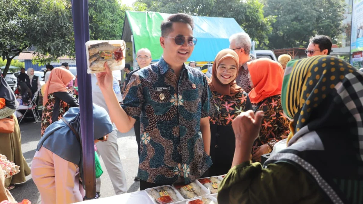 Wakil Wali Kota Cinahi, Adithia Yudhistira saat Meninjau Gerakan Pangan Murah di Samsat Cimahi/Firman Satria/Jabar Ekspres/