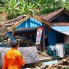 Tebing Setinggi 8 Meter Longsor Timpa Rumah di Bandung Barat Petugas BPBD Bandung Barat saat melakukan assesment di lokasi longsor Desa Cilangari, Kecamatan Gununghalu. Dok BPBD KBB