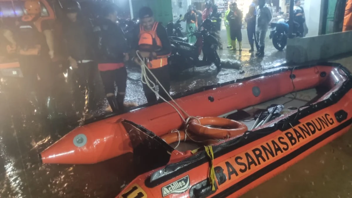 Banjir luapan Sungai Cimande, Kecamatan Cimanggung, Kabupaten Sumedang pada Kamis, 13 Maret 2025 malam. (Istimewa)