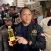 Unit Tipidter Polres Cimahi melalukan Sidak produk MinyaKita di Pasar Tagog Padalarang, Kabupaten Bandung Barat. Jumat (14/3). Dok Jabar Ekspres/Suwitno
