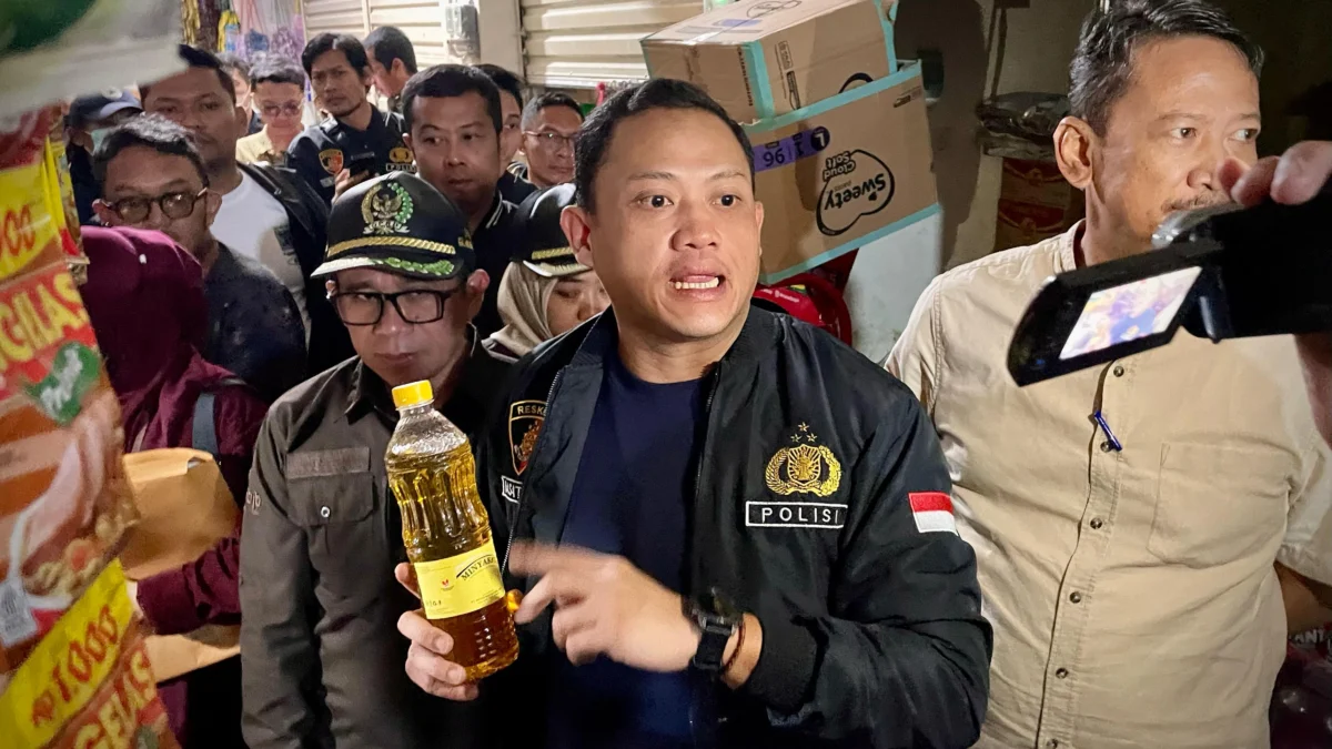 Unit Tipidter Polres Cimahi melalukan Sidak produk MinyaKita di Pasar Tagog Padalarang, Kabupaten Bandung Barat. Jumat (14/3). Dok Jabar Ekspres/Suwitno