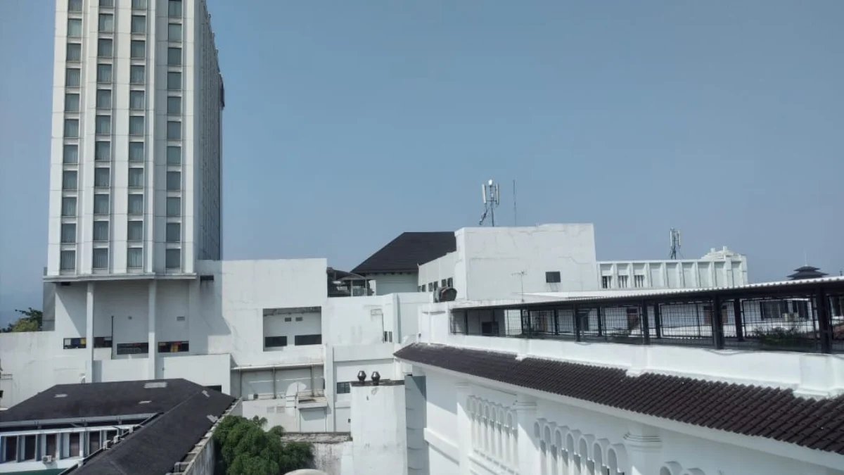 Ilustrasi Hotel Pullman dan Ibis yang berdiri megah di depan Gedung Sate.