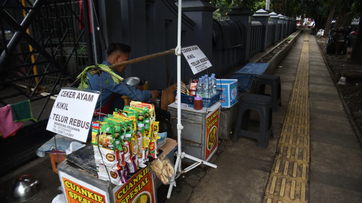 Foto ilustrasi : Potret Pedagang Cuanki di sekitar Pusdai, Kota Bandung. Satpol PP bebaskan PKL berjualan dimana saja asal tak langgar aturan. (Dimas / Jabar Ekspres)