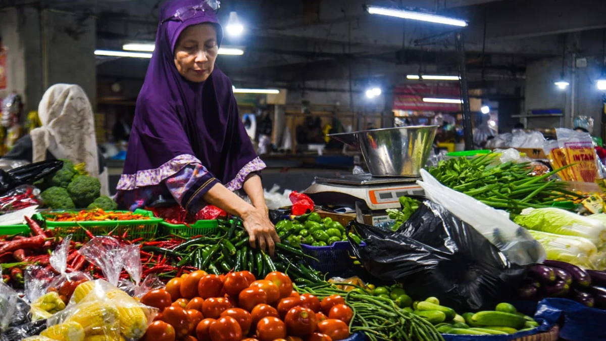 Seorang pedagang menata cabai di Pasar Kosambi, Kota Bandung, Jum'at (14/3). Foto: Dimas Rachmatsyah / Jabar Ekspres