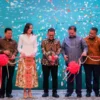 Menteri Pariwisata Widiyanti Putri Wardhana (ketiga dari kiri) bersama Menteri Koordinator Bidang Perekonomian Airlangga Hartarto, Ketua Hippindo Budihardjo Iduansjah, Ketua Umum APPBI Alphonsuz Widjaja beserta jajaran lainnya meluncurkan program nasional "Belanja di Indonesia Aja (BINA) Lebaran 2025" di Lippo Mall Nusantara
