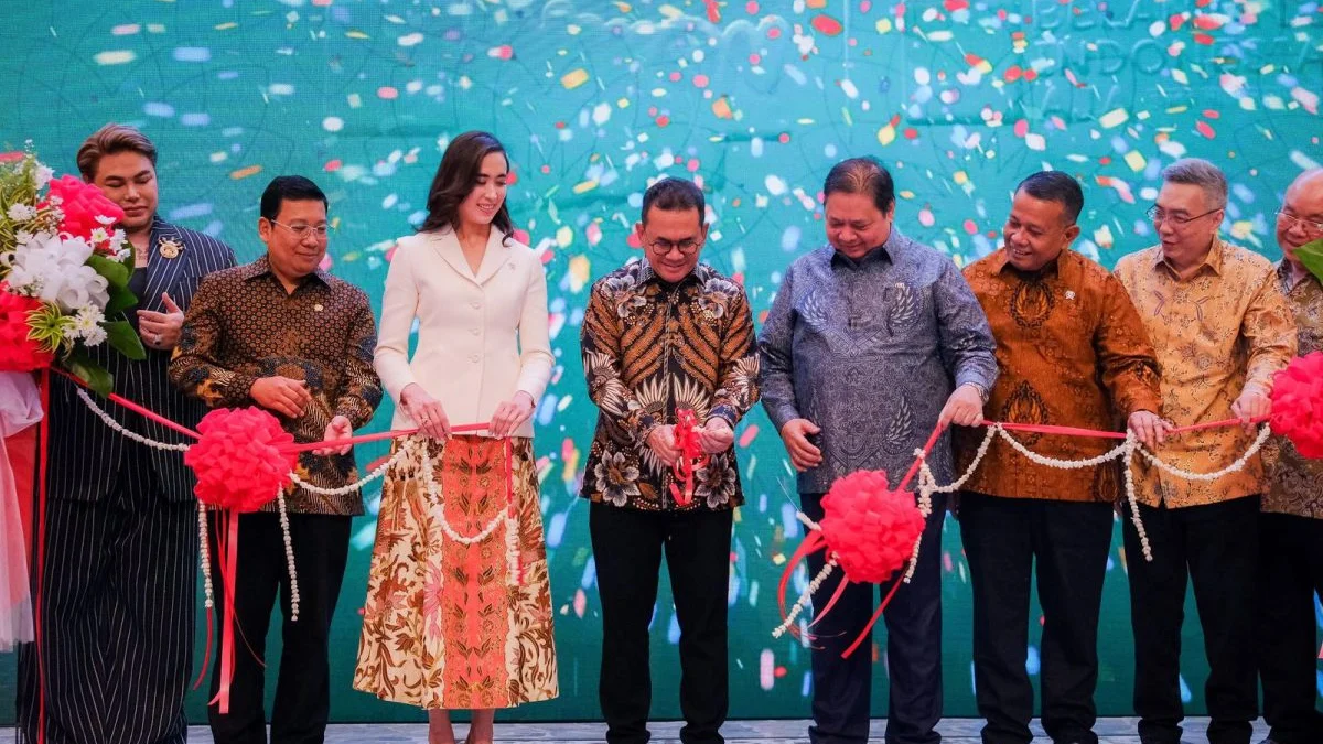 Menteri Pariwisata Widiyanti Putri Wardhana (ketiga dari kiri) bersama Menteri Koordinator Bidang Perekonomian Airlangga Hartarto, Ketua Hippindo Budihardjo Iduansjah, Ketua Umum APPBI Alphonsuz Widjaja beserta jajaran lainnya meluncurkan program nasional "Belanja di Indonesia Aja (BINA) Lebaran 2025" di Lippo Mall Nusantara