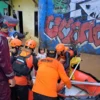 Tim Rescue Kantor SAR Bandung saat melakukan evakuasi warga terdampak banjir luapan Sungai Cmande, untuk diungsikan ke tempat aman wilayah Kecamatan Cimanggung, Kabupaten Sumedang.